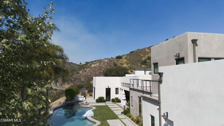 Property Photo:  