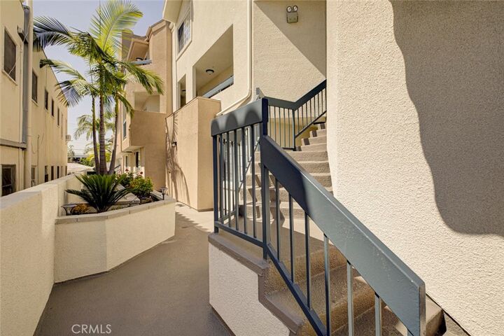 Property Photo: 346 W Wilson 7 CA 91203