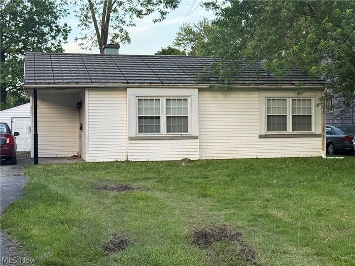 Property Photo:  420 Perkinswood Boulevard NE  OH 44483 