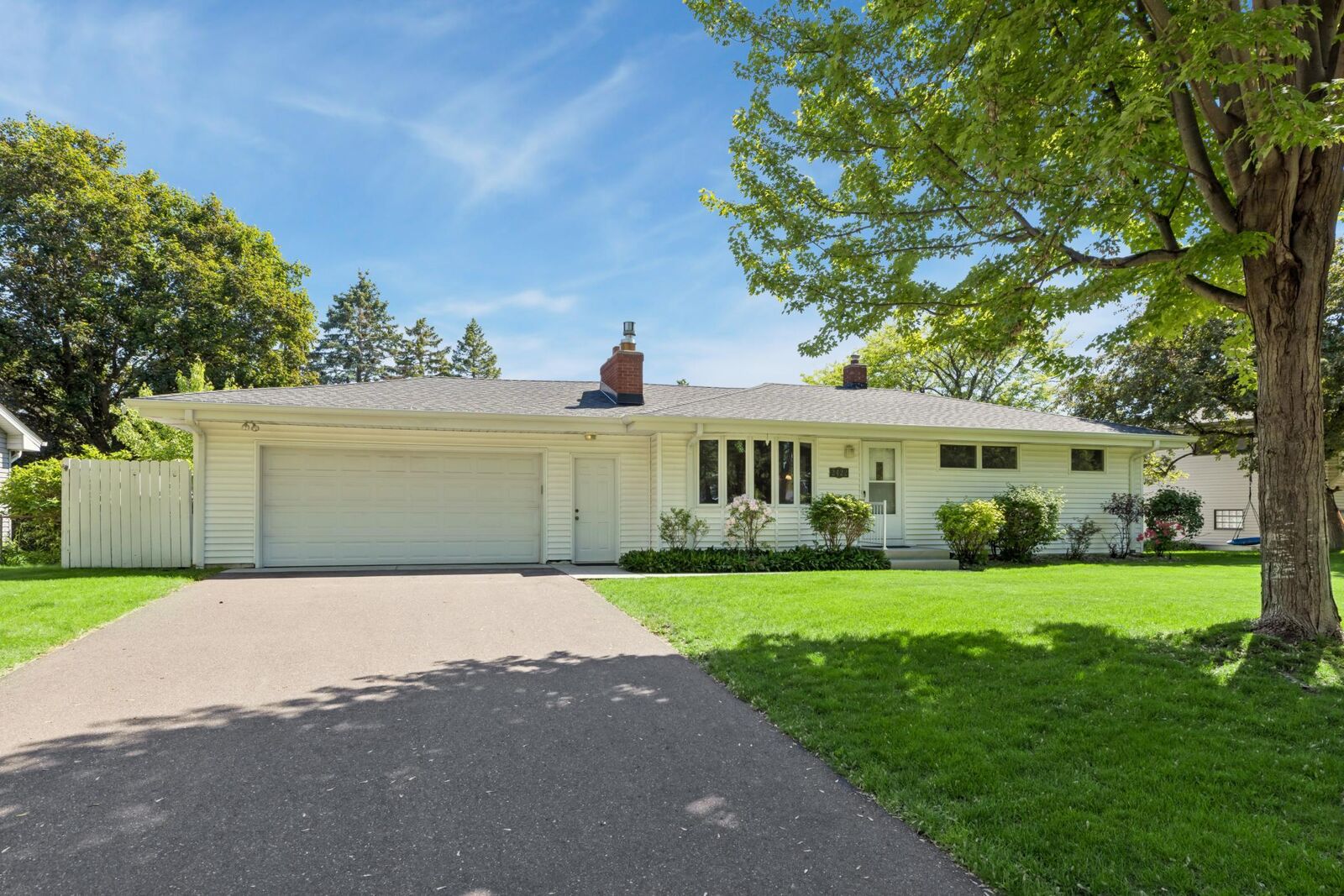 Property Photo:  2422 Oak Street  MN 55110 