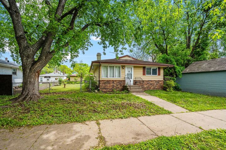Property Photo:  228 Duke Street  MN 55102 