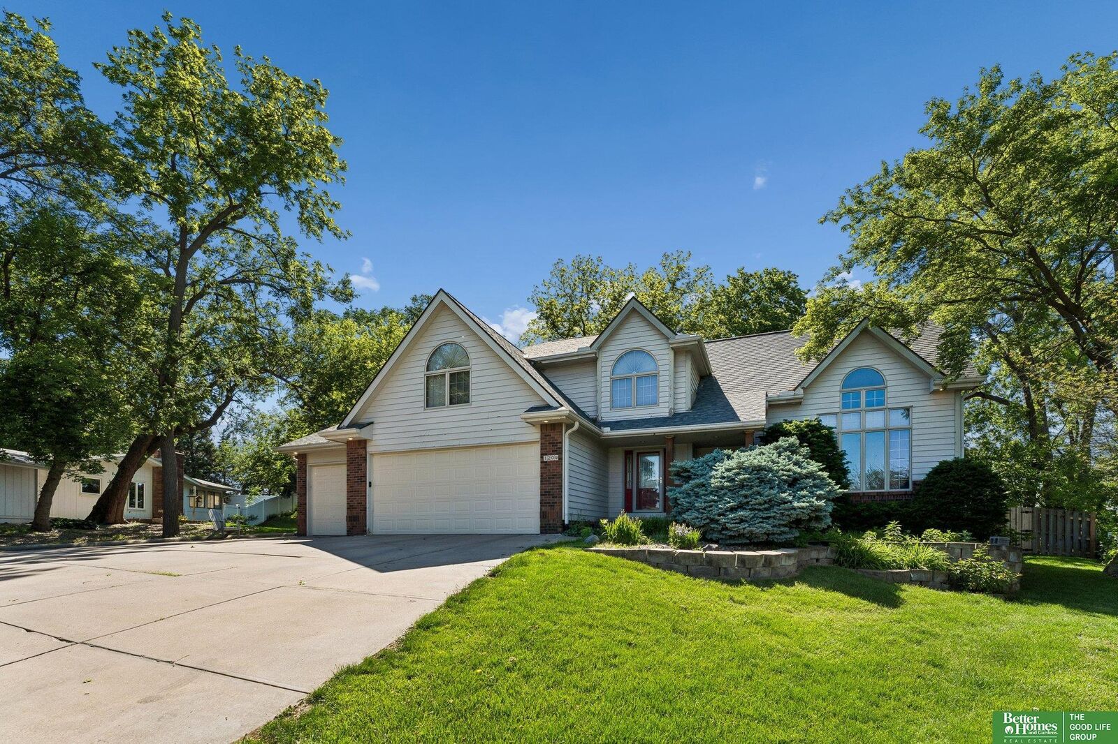 Property Photo:  1209 Cottonwood Circle  NE 68133 