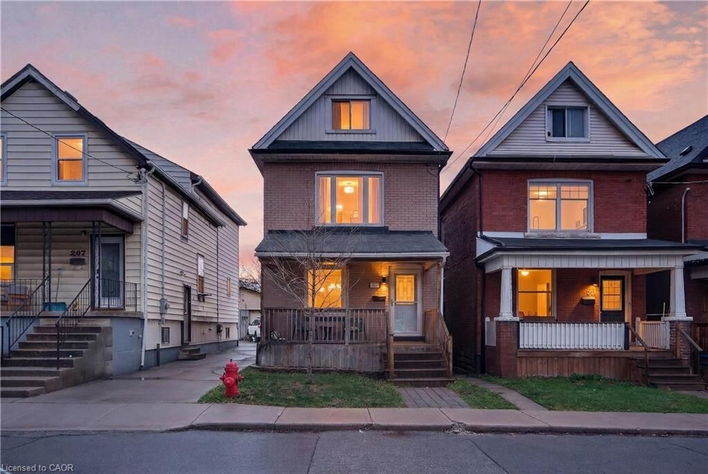 Property Photo:  209 Glendale Avenue N  ON L8L 7K2 
