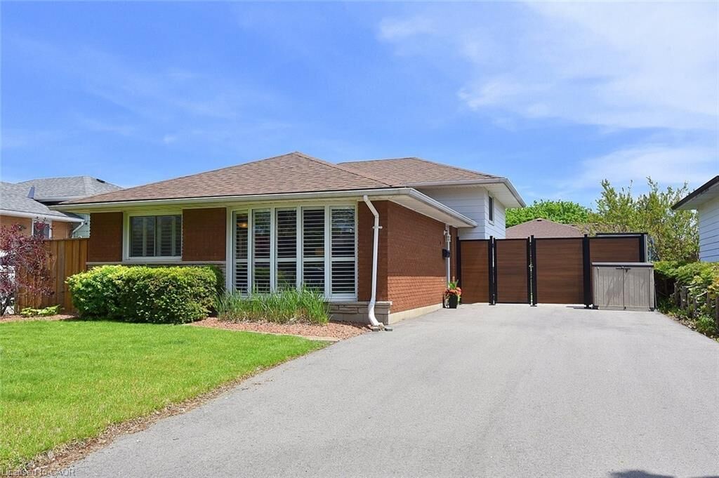 Property Photo: 6 Palm Crescent ON N3R 5G2