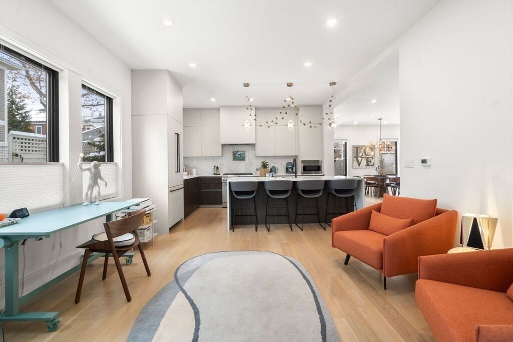Property Photo:  116 Thorndike St 1A  MA 02446 