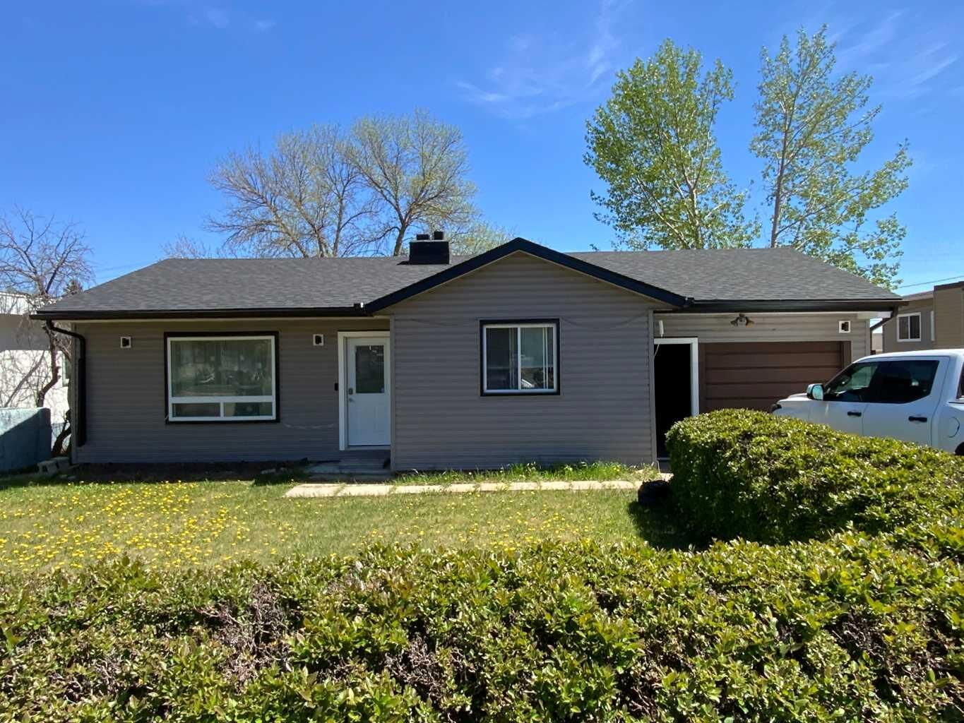 Property Photo: 422 Arena Avenue AB T0M 2C0