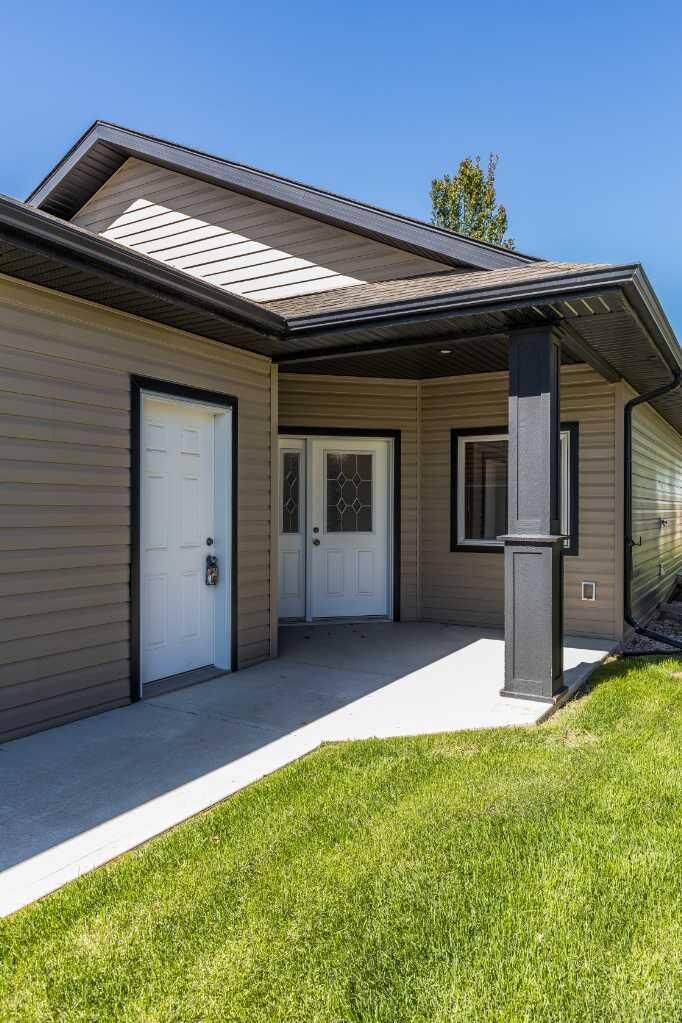 Property Photo:  16 Wheatland Drive SE  AB T1B 0M7 