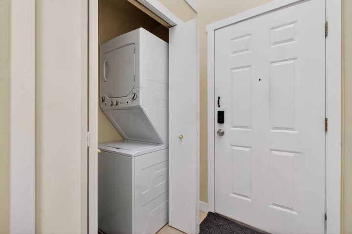 Property Photo:  252 Erin Woods Drive SE  AB T2B 3B9 