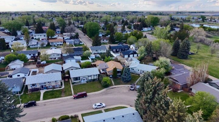Property Photo: 116 McNab Park Street E AB T1R 0K6