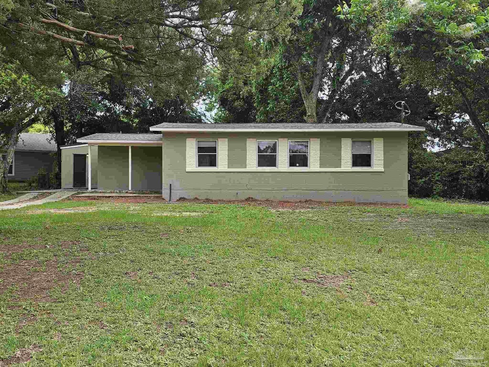 Property Photo: 98 S Madison Dr FL 32505