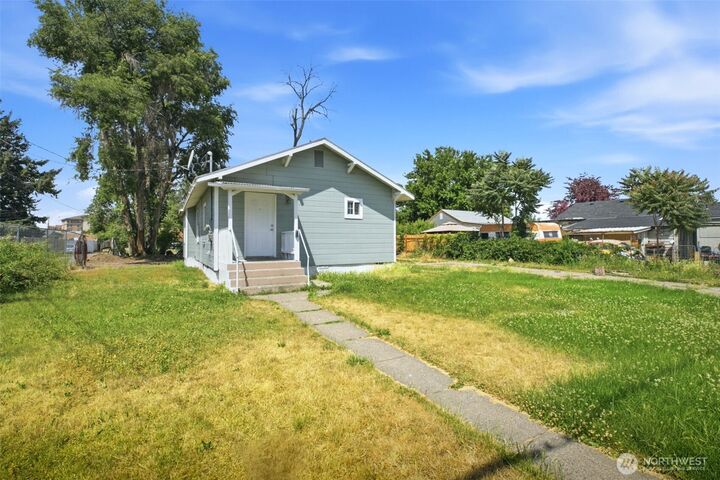 Property Photo: 10 S 10th Street WA 98901