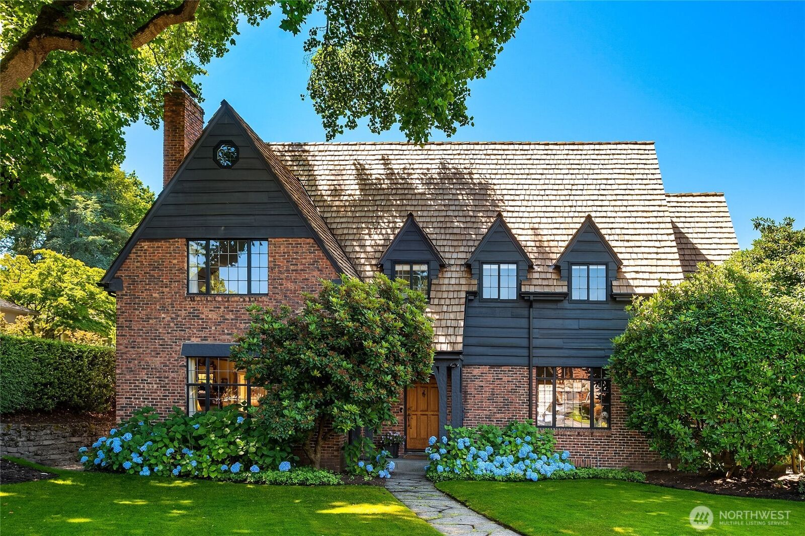 Property Photo:  1105  Shenandoah Drive E  WA 98112 