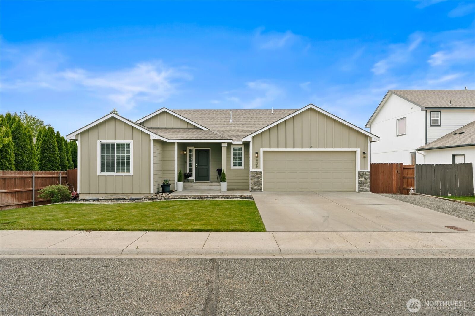 Property Photo:  406 E 24th Avenue  WA 98926 