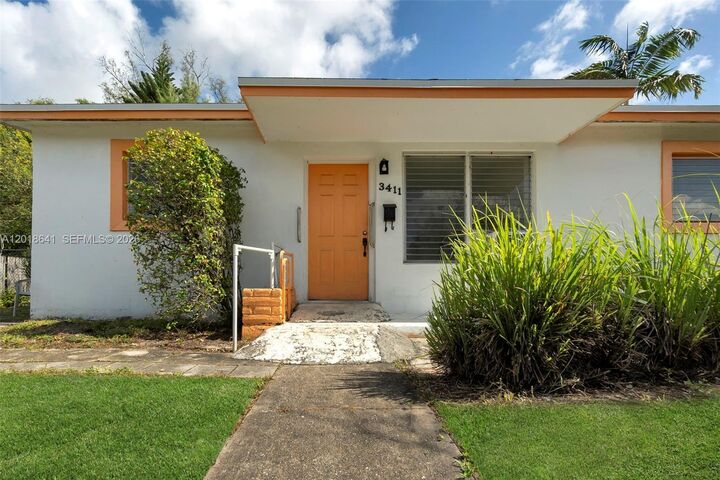 Property Photo:  3411 SW 35th St  FL 33023 