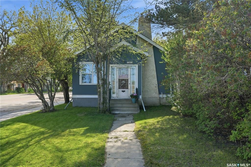 Property Photo:  1001 Lorne Avenue  SK S7N 0X5 