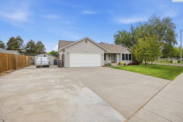 Property Photo: 2203 W 31st Ave WA 99337