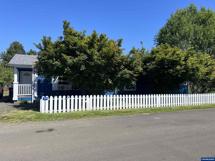 Property Photo:  210 NW Grinstead St  OR 97380 