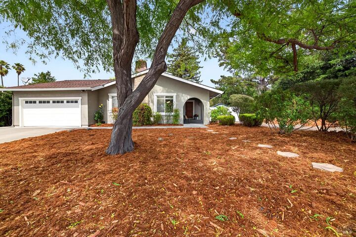 Property Photo:  200 Redwood Circle  CA 94954 