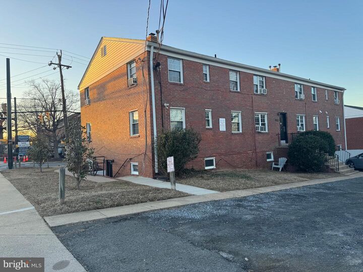 Property Photo: 133 S Courthouse Road 7 VA 22204