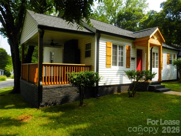 Property Photo:  1416 Effingham Road  NC 28208 