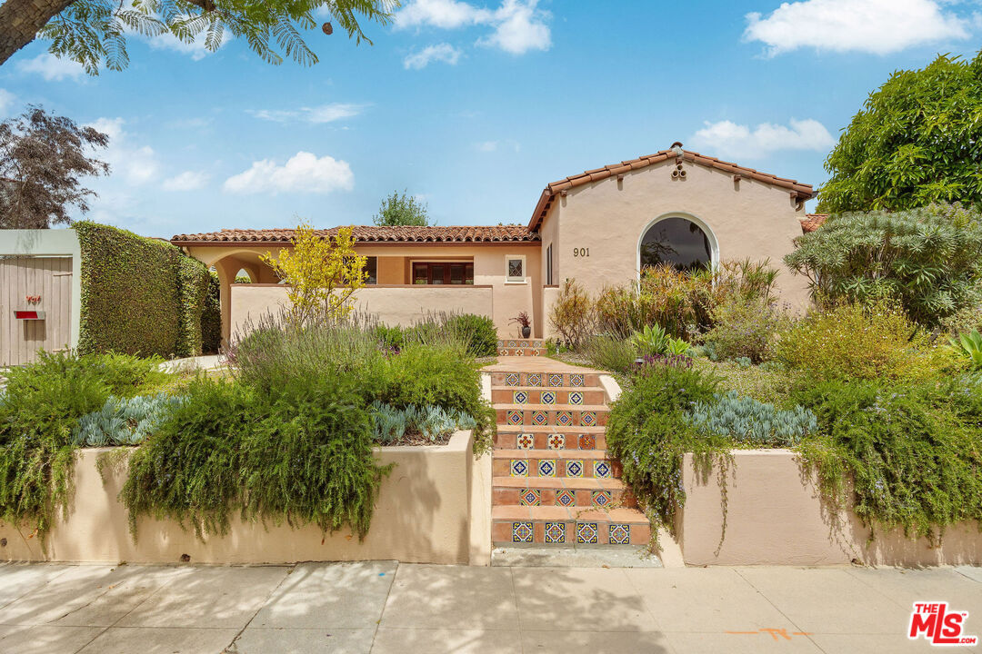 Property Photo: 901 S Ogden Dr CA 90036
