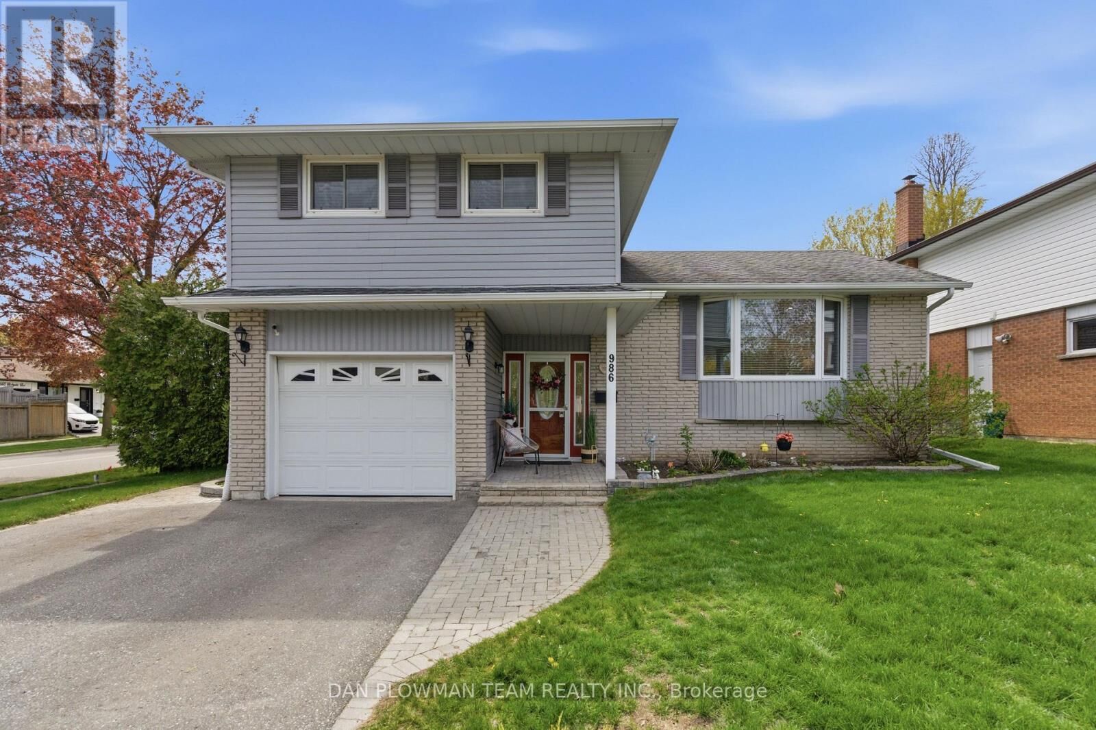 Property Photo: 986 Central Park Boulevard North ON L1G 7A6