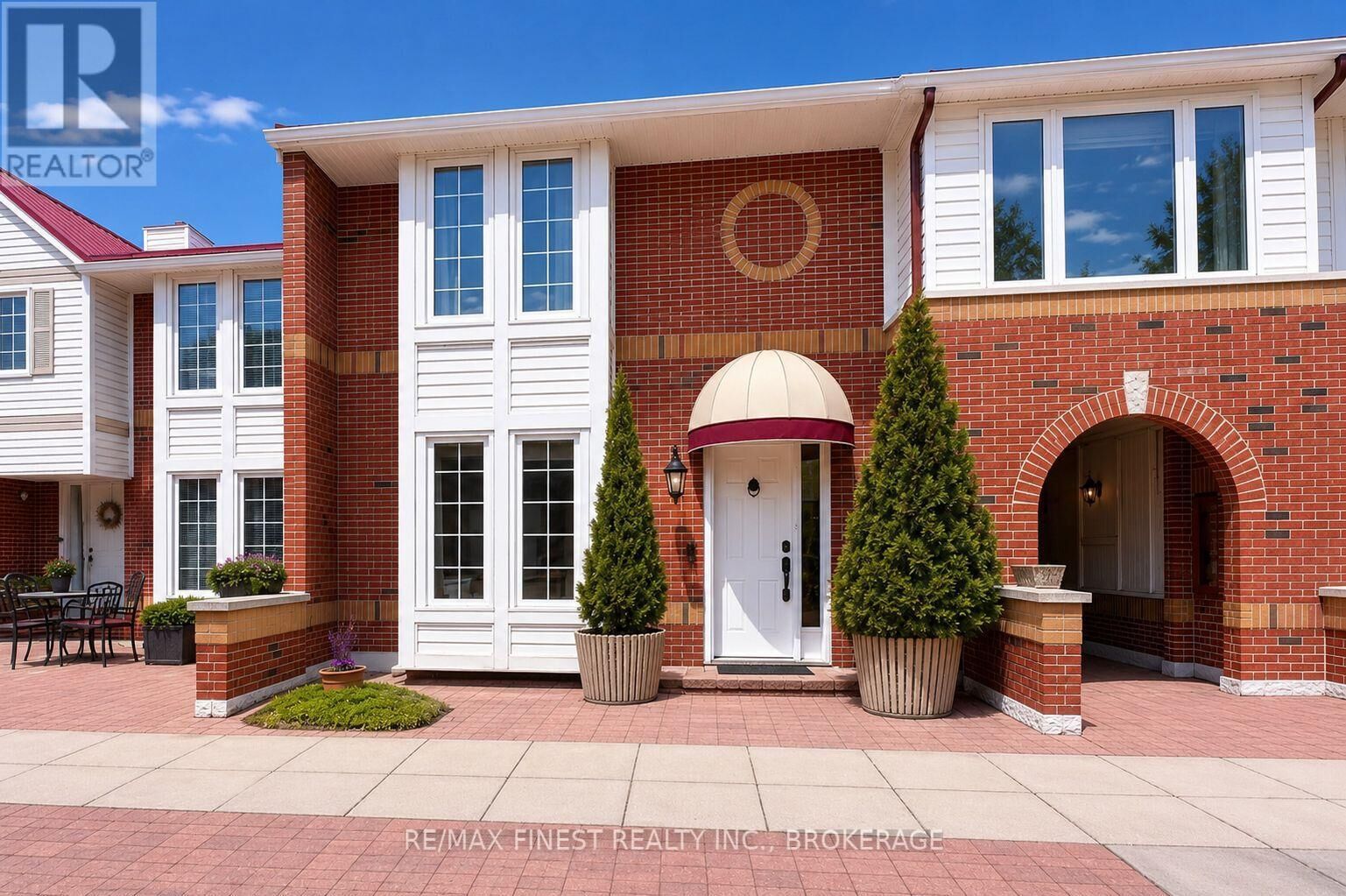 Property Photo:  1 Place D'Armes 16  ON K7K 6R8 