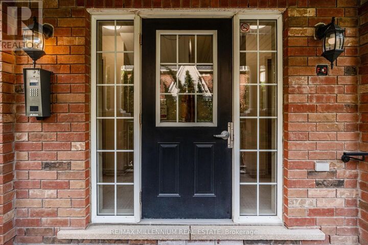 Property Photo: 774 Neighbourhood Circle 4 ON L5B 0B6