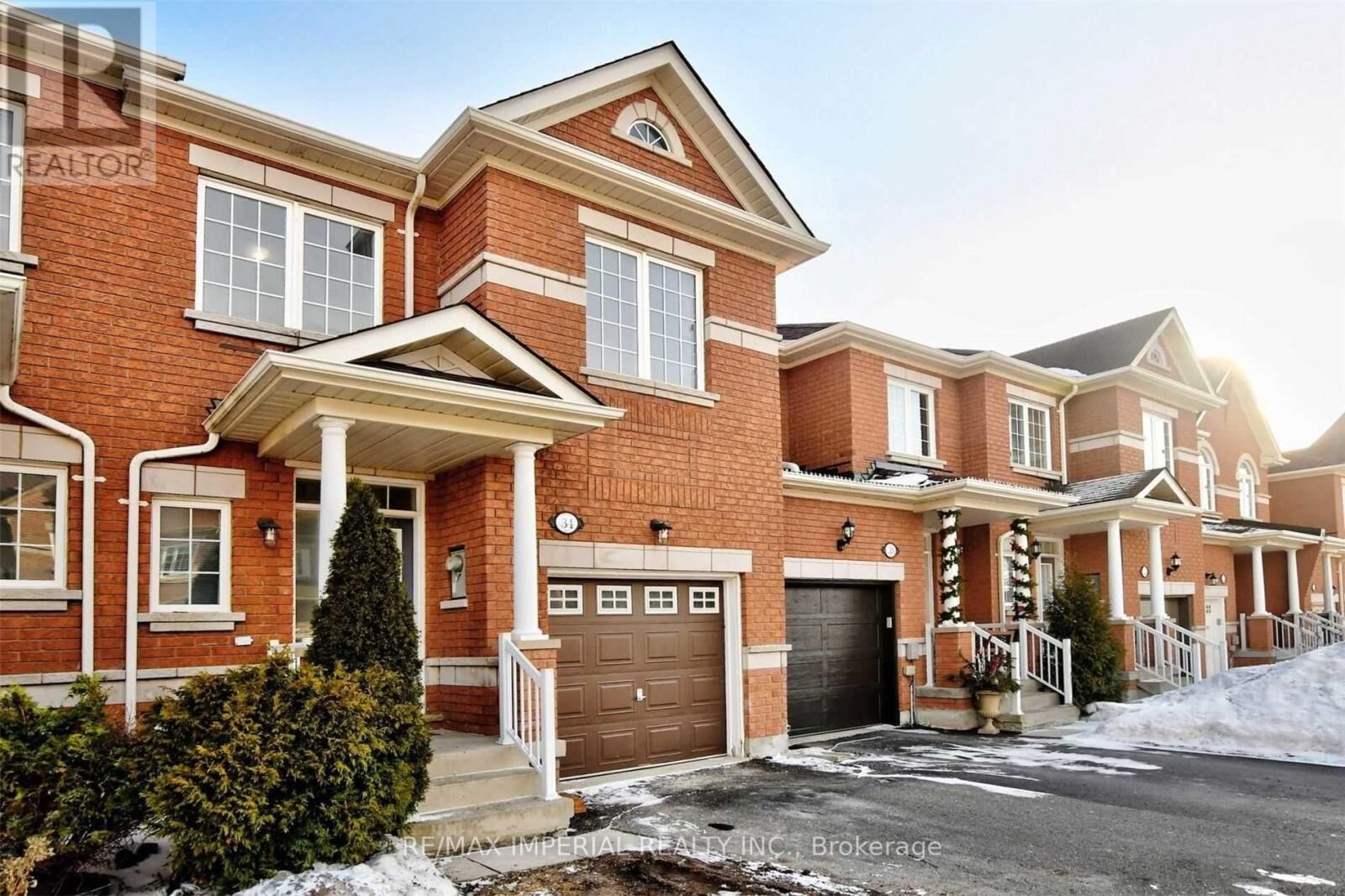 Property Photo:  8 Townwood Drive 34  ON L4E 4Y3 