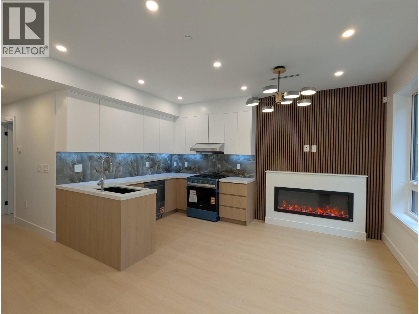 Property Photo:  2893 Eton Street 1  BC V5K 1K4 