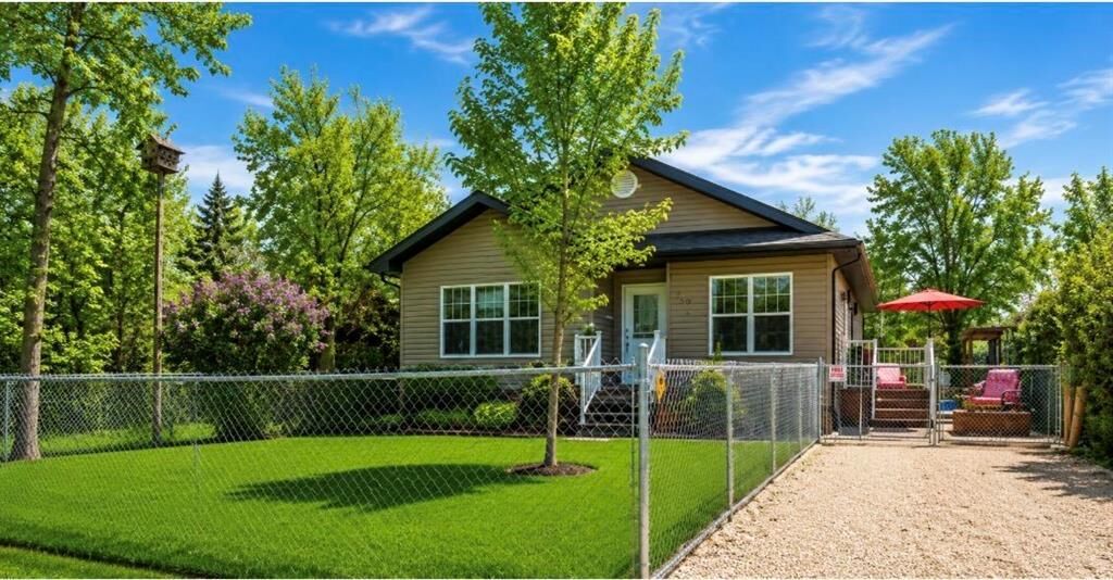 Property Photo:  430 Oak Avenue  MB R0C 3G0 