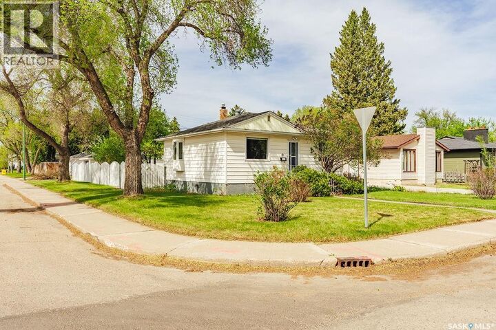 Property Photo:  901 1st Street E  SK S7H 1T2 