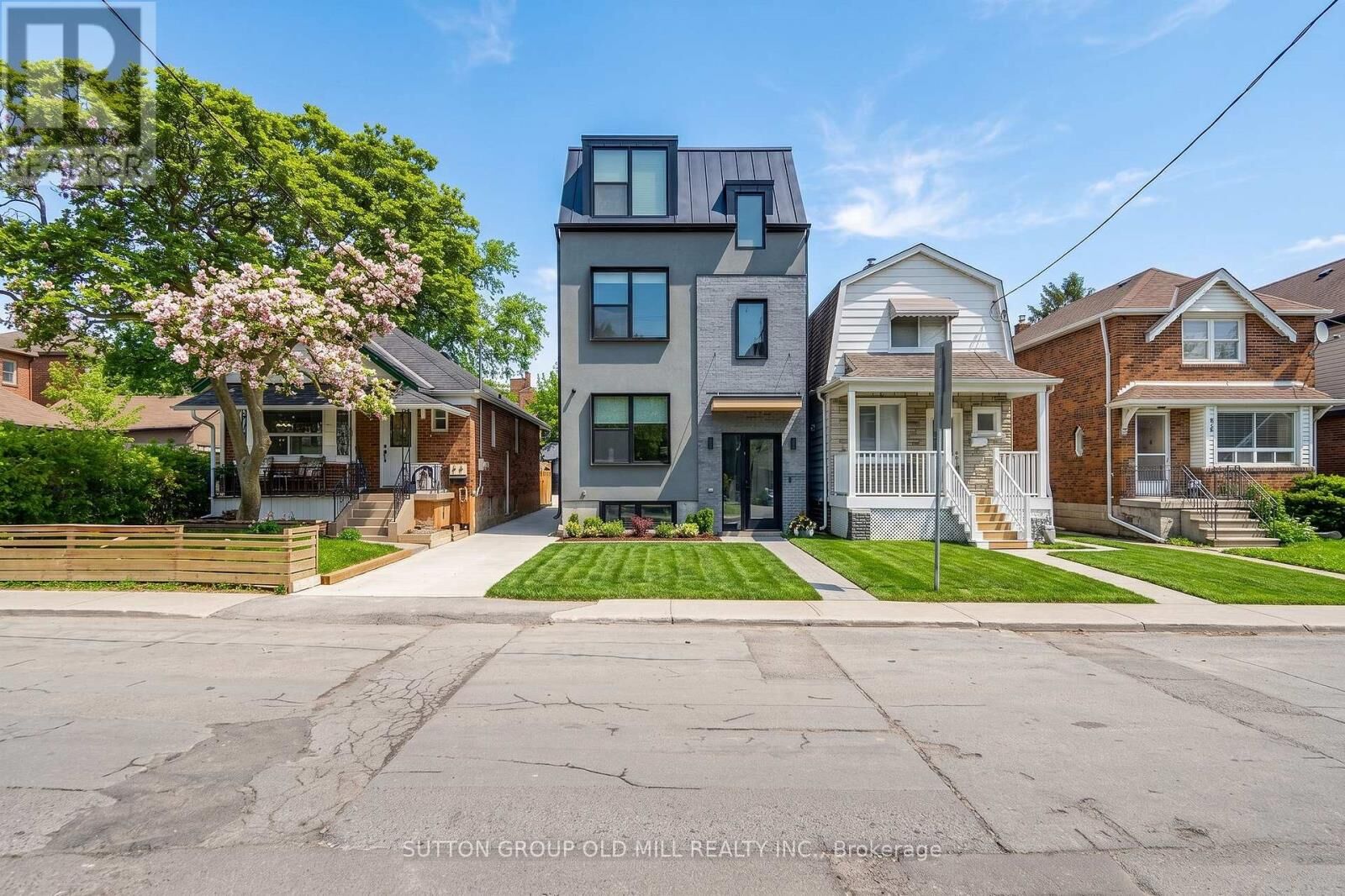 Property Photo: 625 Harvie Avenue 05 ON M6E 4M4