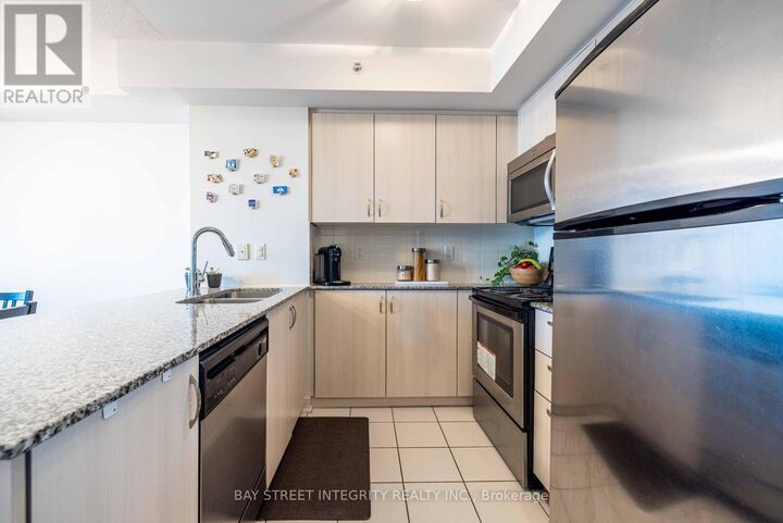 Property Photo:  5740 Yonge Street 1510  ON M2M 0B1 