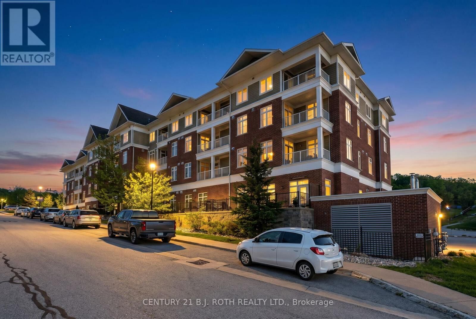 Property Photo:  40 Horseshoe Boulevard 310  ON L4M 4Y8 
