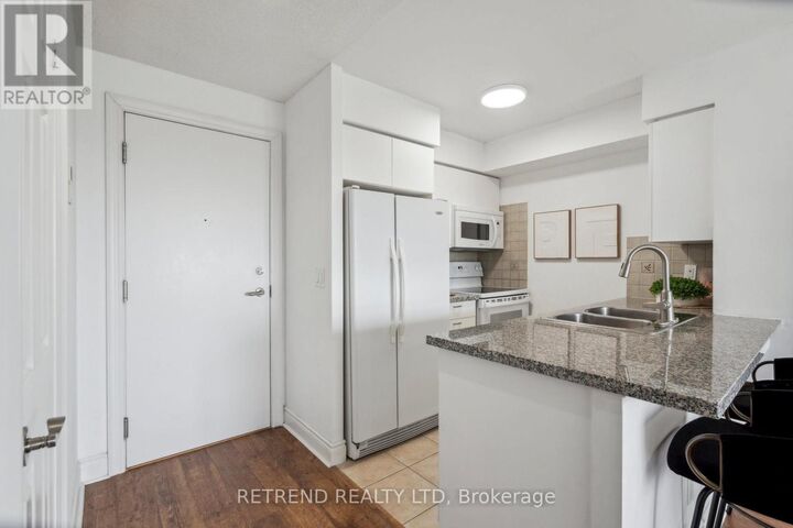 Property Photo:  15 Greenview Avenue 2111  ON M2M 4M7 