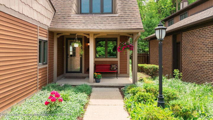 Property Photo:  1400 Somerset Close  MI 48823 