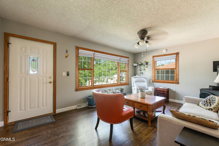 Property Photo:  1727 Griffin Street  ND 58501 
