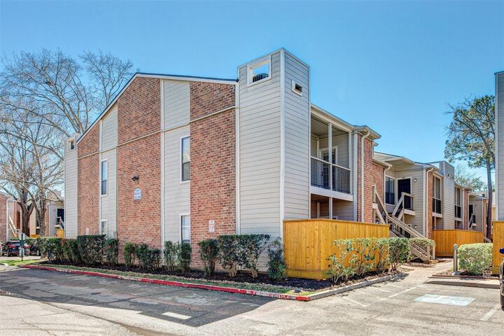 Property Photo:  2001 Bering Drive 8D  TX 77057 