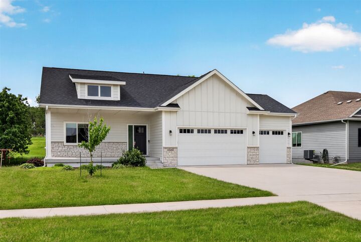 Property Photo: 1500 Marina Cove Drive IA 50226