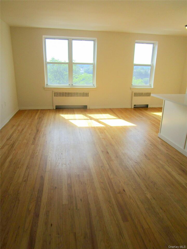 Property Photo:  595 McLean Avenue 6B  NY 10705 