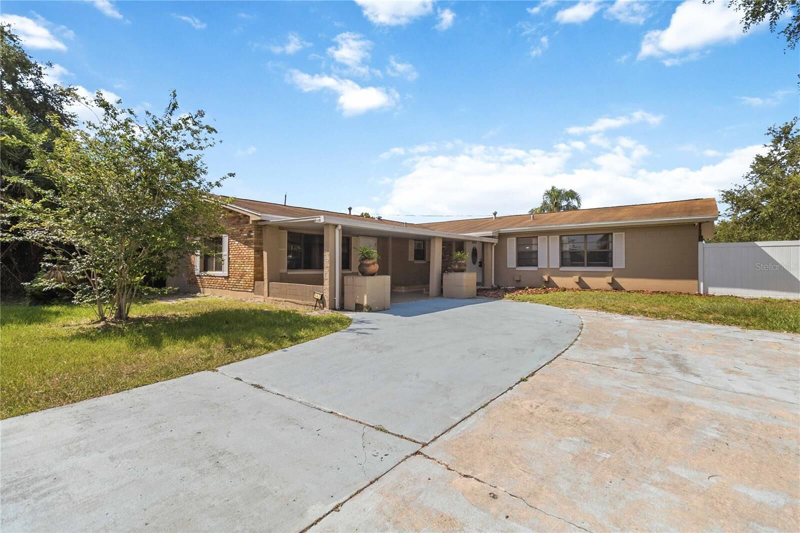 Property Photo: 842 Nana Avenue FL 32809
