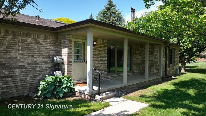 Property Photo:  49327 Winchester Court  MI 48315-3981 