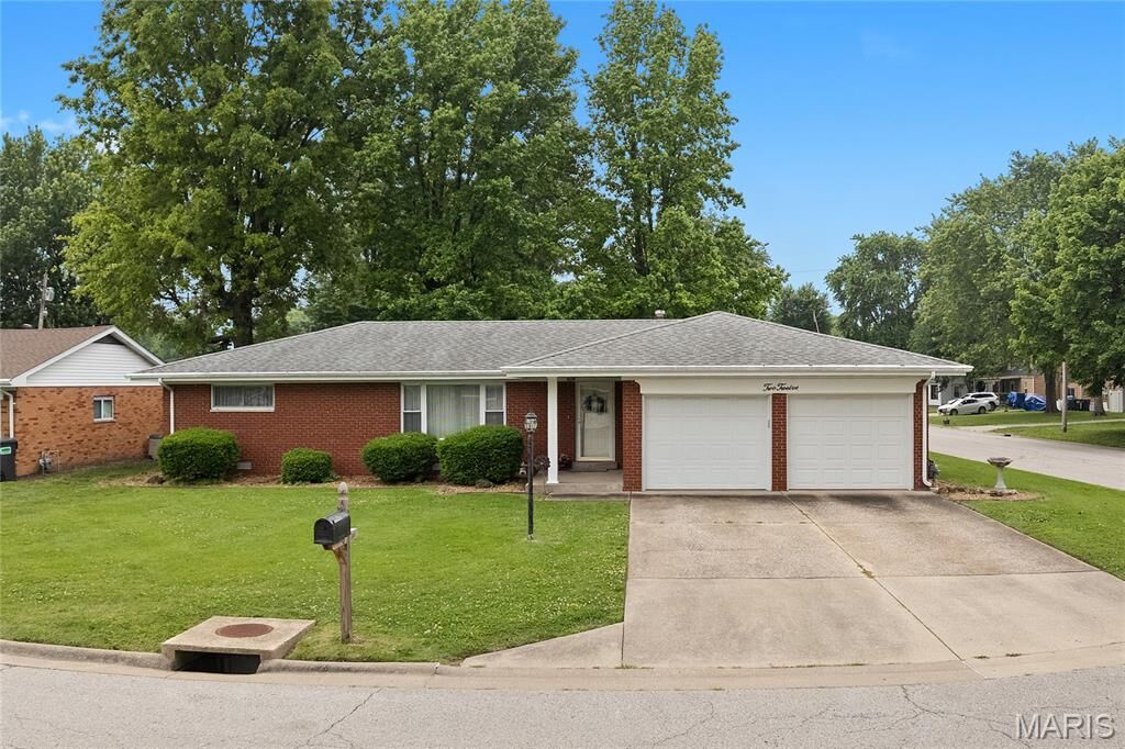 Property Photo:  212 Lola Lane  IL 62208 