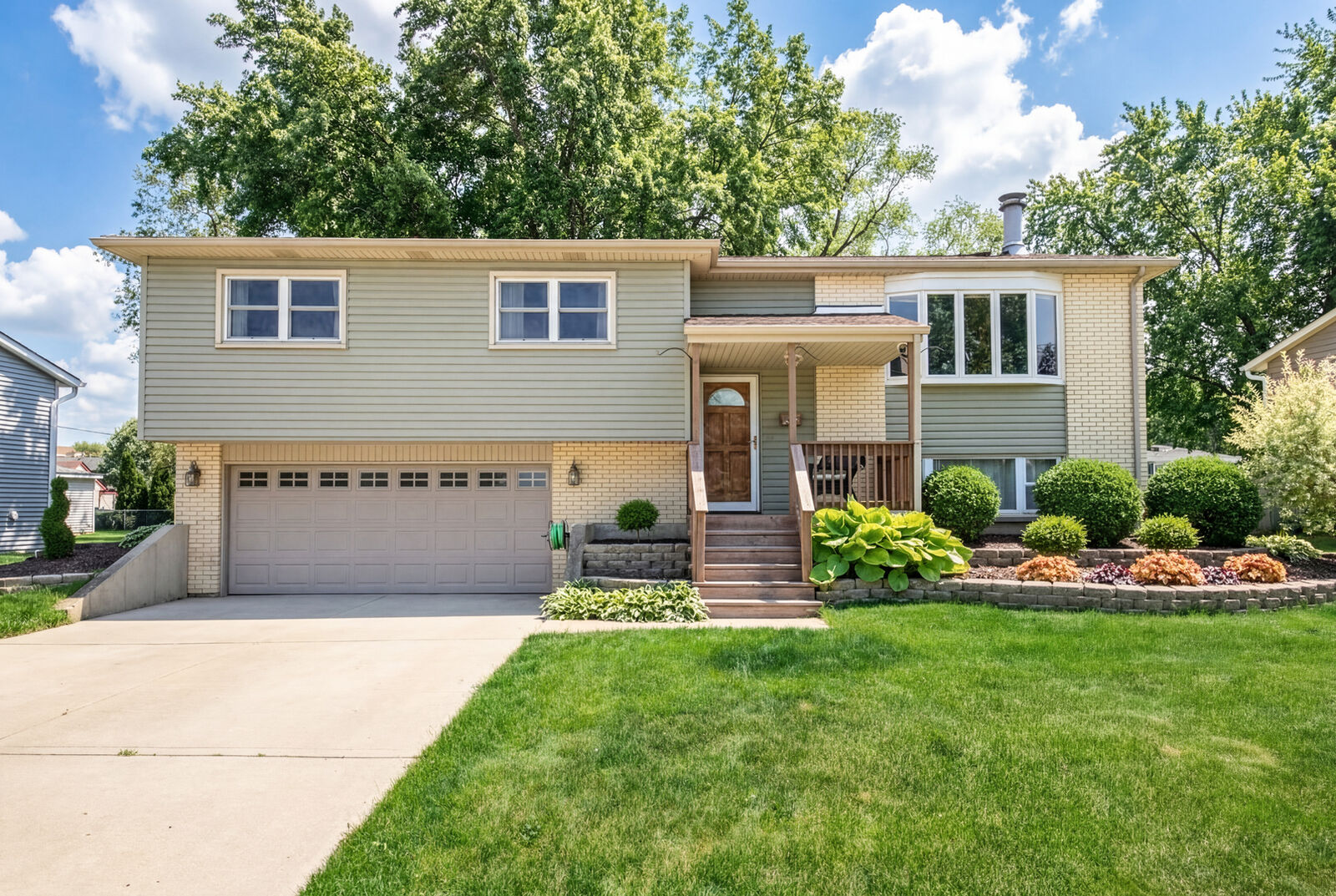 Property Photo:  2413 Sioux Avenue  IL 60517 