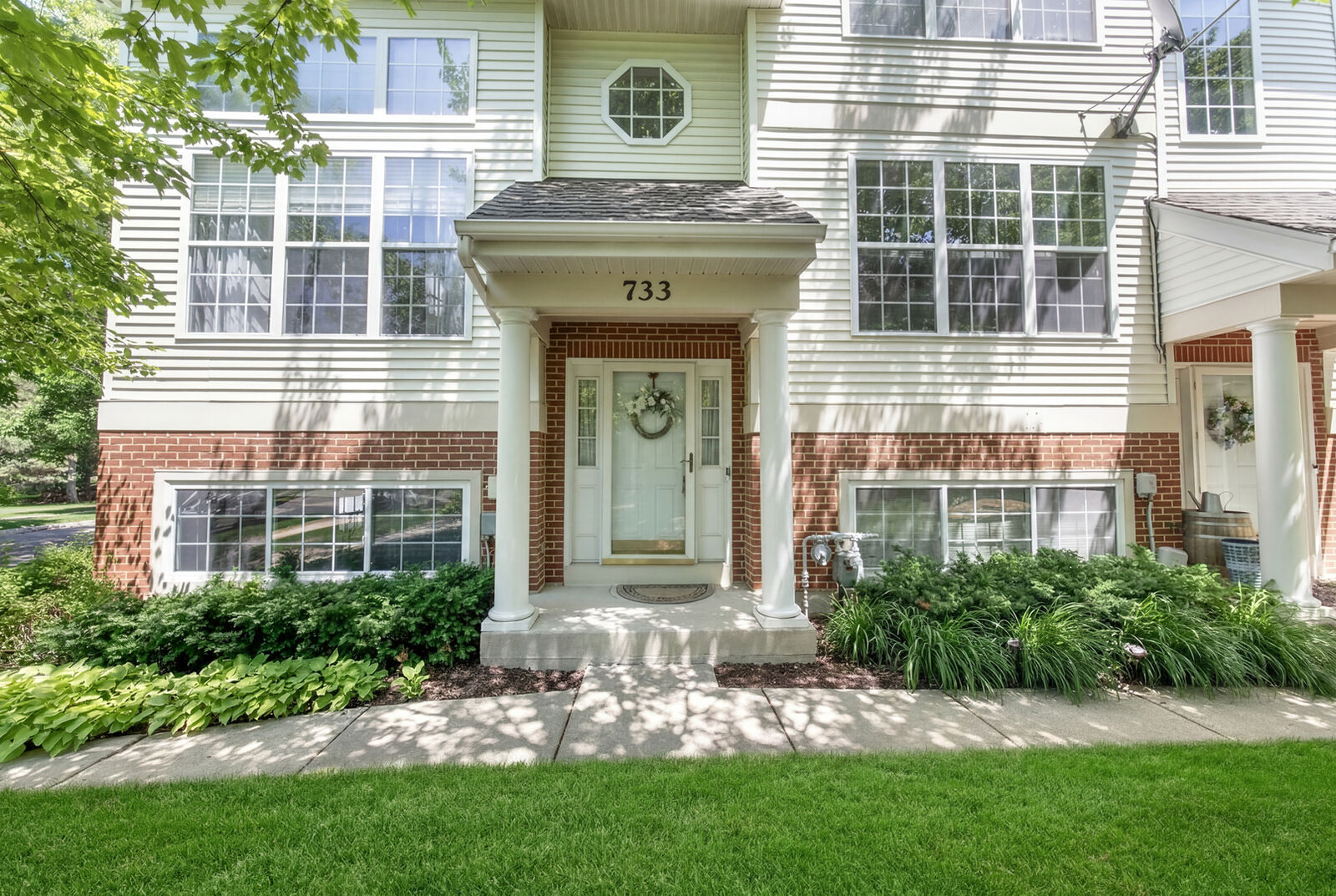 Property Photo: 733 Pheasant Trail IL 60174