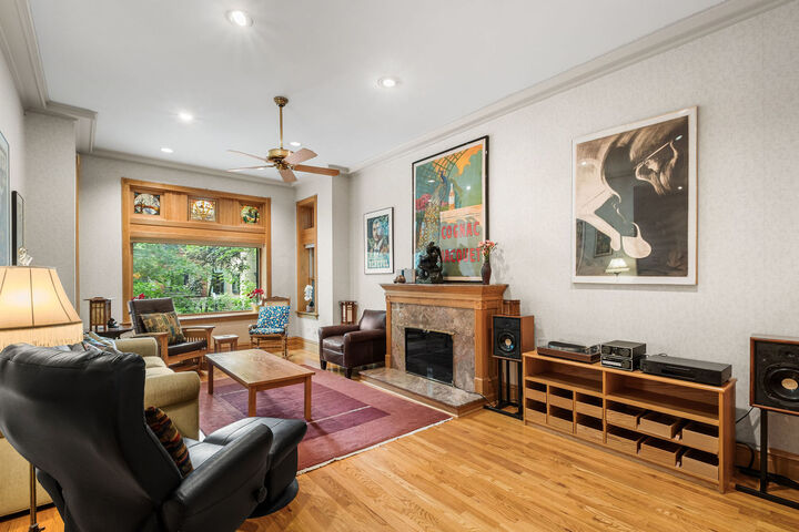 Property Photo:  560 W Arlington Place  IL 60614 