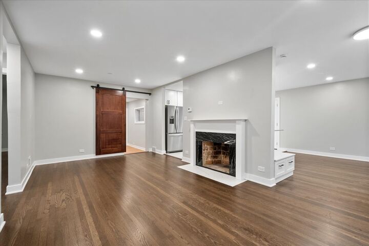 Property Photo: 7087 N McAlpin Avenue IL 60646