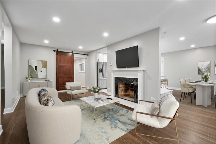 Property Photo:  7087 N McAlpin Avenue  IL 60646 