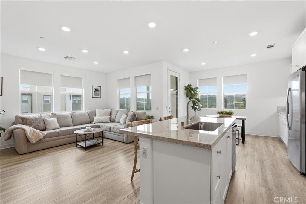 Property Photo: 1000 Lasso Way 301 CA 92694